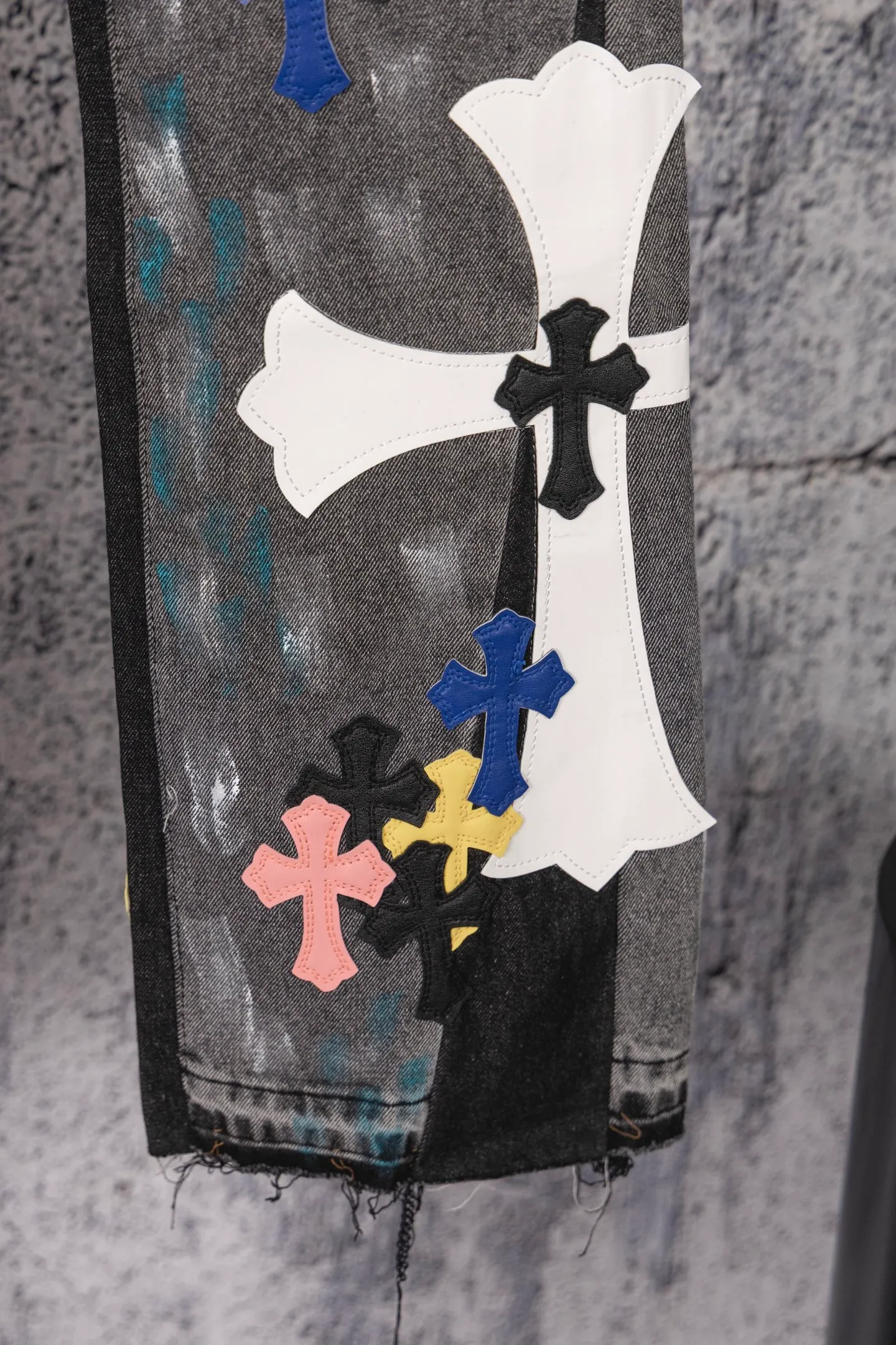 P330 CH Chromehearts colorful spliced ​​cross patch leather retro hand-painted splash-ink jeans, counter price 34W level, patch cross flower embellishment, washed jeans! ! An absolutely high-end luxury product, a 1.9W-level god-level single product, a super popular product, made by top heavy industry, a magic weapon that cannot be missed! [About Zangyin] This is an extremely luxurious fashion brand that can also be called the aristocracy of the high street. It has always been an exclusive brand for some hipsters or rich second generations. Compared with ordinary high streets, it is more luxurious and noble. Compared with luxury brands, it is more fashionable and individual. It has always been a brand that I have a special liking for. [Top heavy industry fashion design] Consistently high-street luxury style. Speaking of this style, the Zangyin family and GU family are definitely the leading representative brands. Especially the Zangyin family has really achieved a state-of-the-art effect in creating high-street style. The unique washed material is used to create this style. The color system is already quite eye-catching. After it is decorated with patchwork cross flowers, it cleverly highlights the charm of the brand. Secondly, this style uses classic The high-waist cutting design highlights the long legs and fashionable temperament of the upper body. The brand is highly recognizable and the slim fit configuration is more suitable for daily wear. It is a product that interprets personality, fashion, and specifications at a glance. This single product is enough to make any fan excited. It can be a white T-shirt for a youthful college style, or a tight suspender for a royal style. It has strong matching ability and can be easily controlled by men.  [Materials and craftsmanship] Needless to say, this point goes without saying. As an excellent craftsman brand, Zangyin’s requirements for details and craftsmanship are really perfect. The washed color of this model has gone through so many processes, not to mention the embellishment of denim appliques. It is also purely hand-made and sewn. Just like what they believe in, only hand-made things have soul and have the meaning of wear. A top-notch heavy-duty fashionable denim item, I look forward to your perfect interpretation! !  Color: black gray Size: 28-36